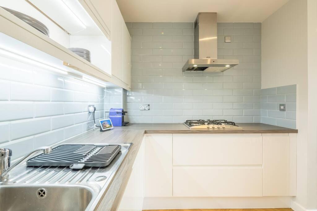 Executive 2Br Apartment Next To Station + Parking Cambridge  Ngoại thất bức ảnh