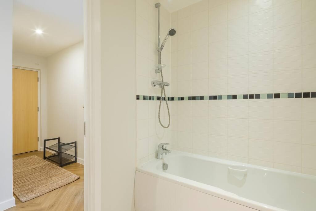Executive 2Br Apartment Next To Station + Parking Cambridge  Ngoại thất bức ảnh