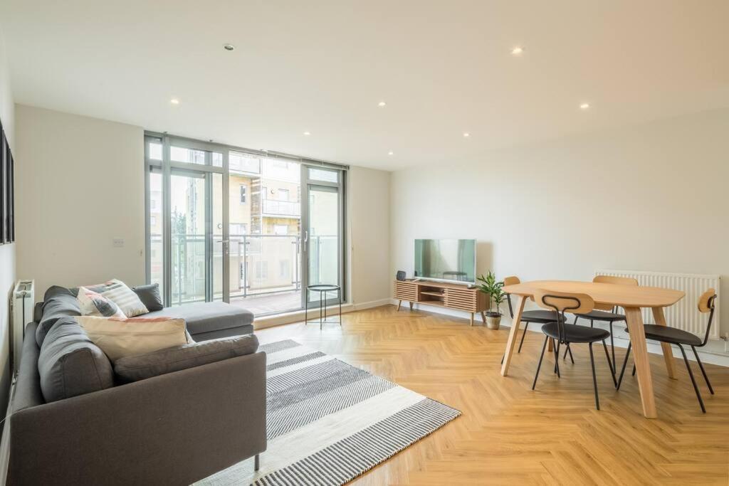 Executive 2Br Apartment Next To Station + Parking Cambridge  Ngoại thất bức ảnh